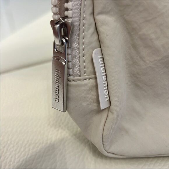 NWT Lululemon Athletica Everywhere Belt Bag Large 2L Opal White Extended Strap - Picture 4 of 9